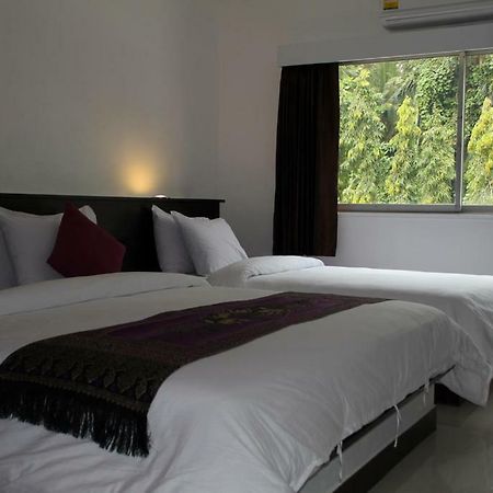 Sri Chumphon Hotel Buitenkant foto