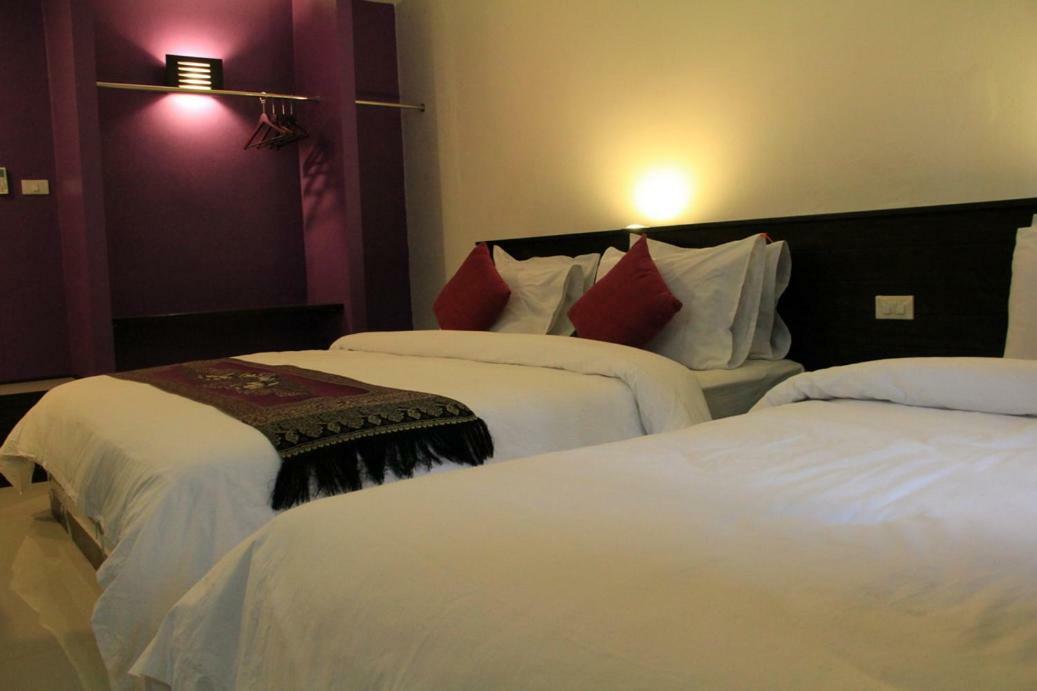 Sri Chumphon Hotel Buitenkant foto