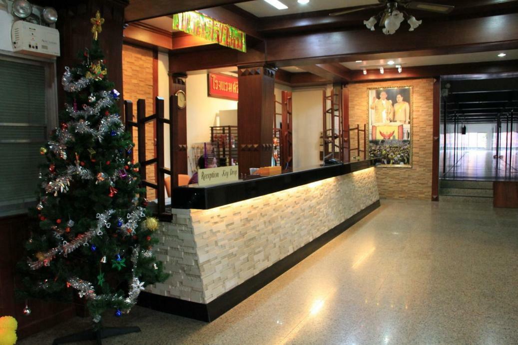 Sri Chumphon Hotel Buitenkant foto