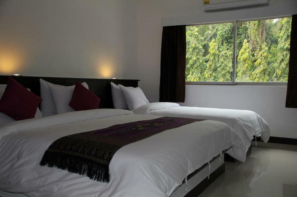 Sri Chumphon Hotel Buitenkant foto