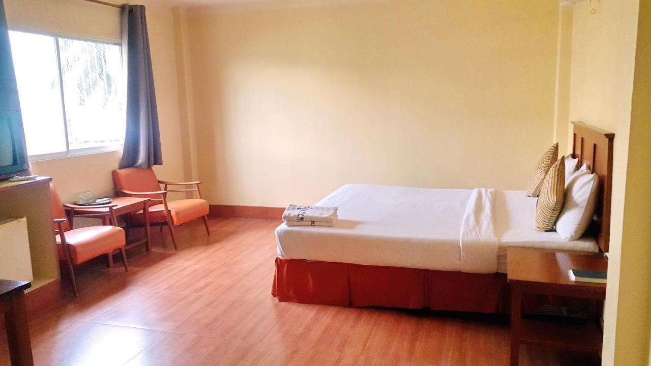Sri Chumphon Hotel Buitenkant foto